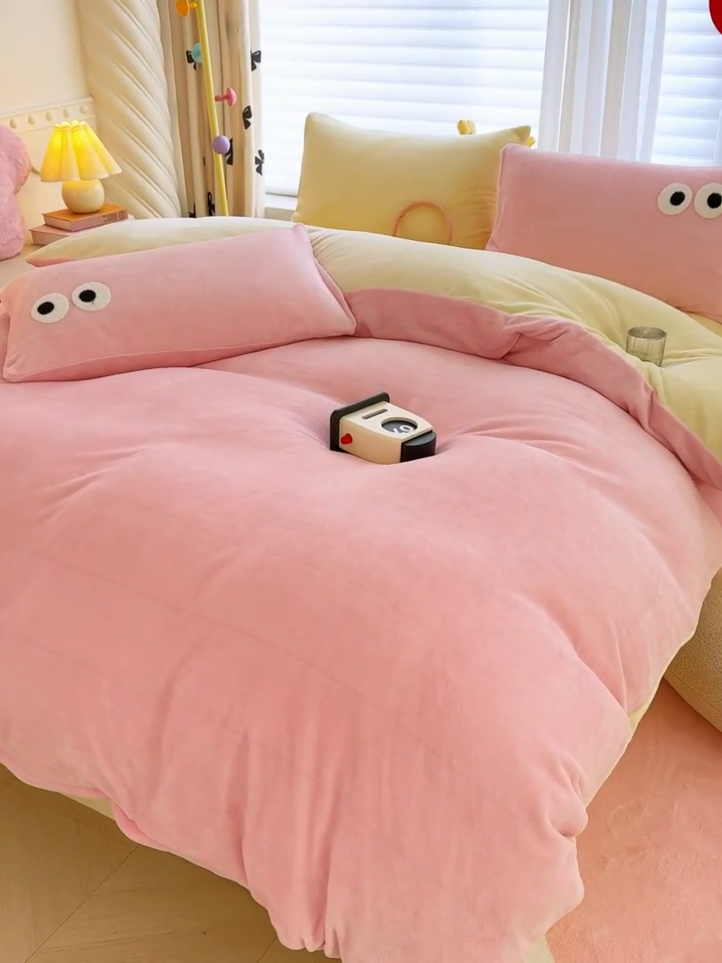 91家纺网 家纺一手货源 找家纺 2024新款牛奶绒毛巾绣四件套-超大大眼睛系列 大眼睛玉黄