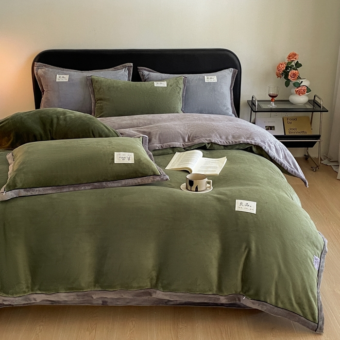 91家纺网 家纺一手货源 找家纺 澳梵家居 2024新款牛奶绒包边嵌绳款双拼四件套 橄榄绿拼星际灰