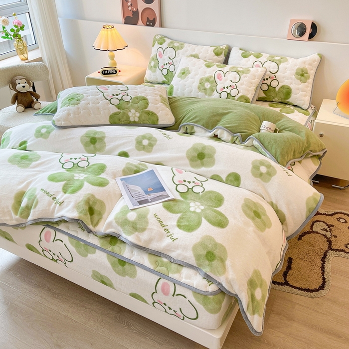 91家纺网 家纺一手货源 找家纺 2024新款A类牛奶绒包边款加厚保暖被套-印花款（机包边款）蓓蕾兔-绿