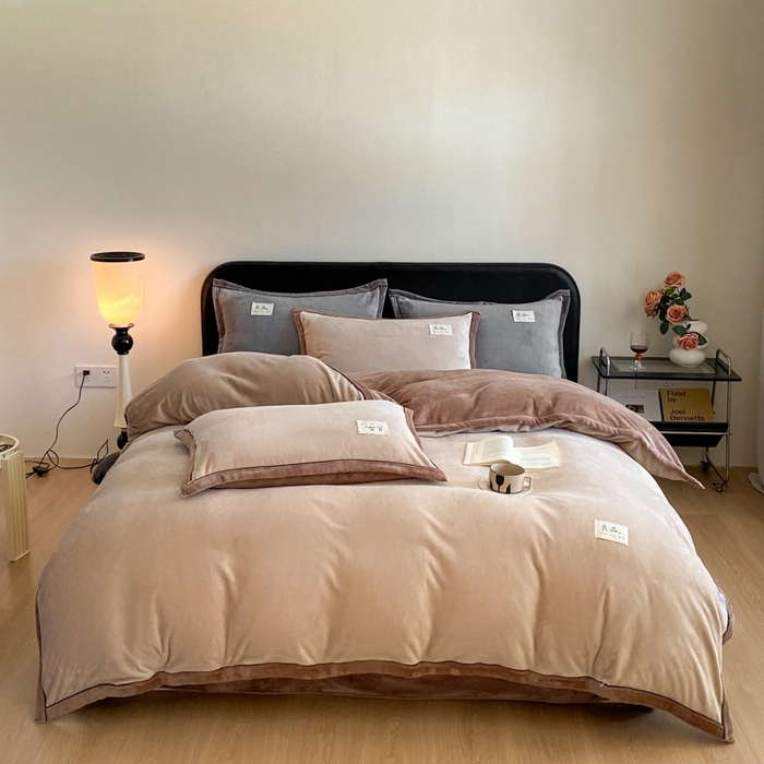 91家纺网 家纺一手货源 找家纺 澳梵家居 2024新款牛奶绒包边嵌绳款双拼四件套 杏仁配浅驼