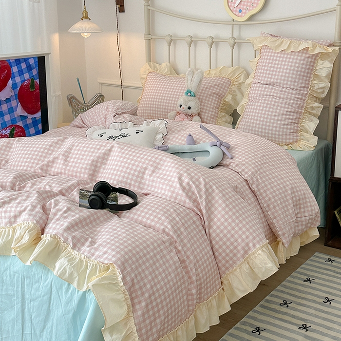 91家纺网 家纺一手货源 找家纺 2024新款花边奶油格子全棉混搭款四件套 酪酪粉桃格