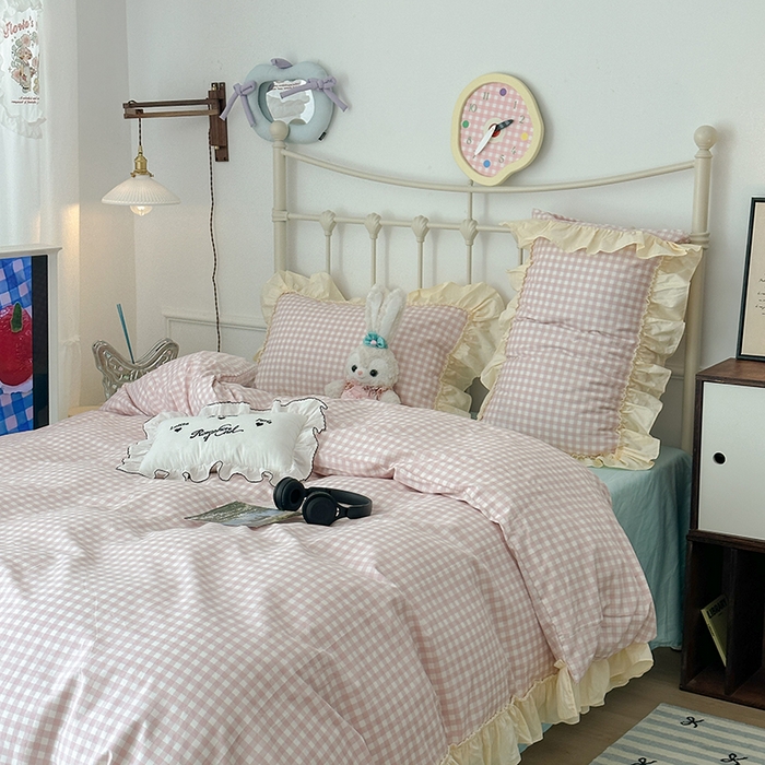 91家纺网 家纺一手货源 找家纺 2024新款花边奶油格子全棉混搭款四件套 酪酪粉桃格