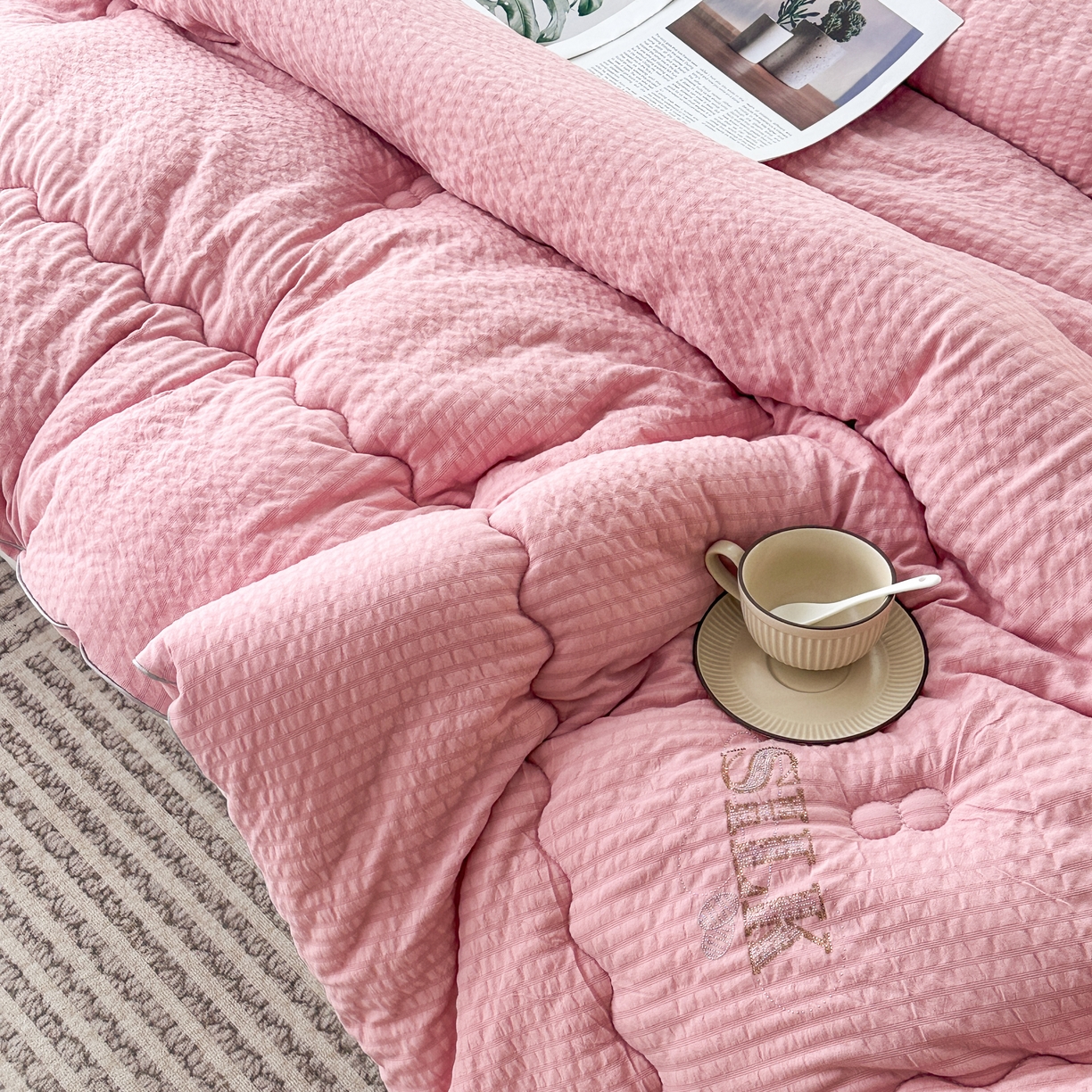 91家纺网 家纺一手货源 找家纺 81号家纺 2024新款轻奢纯色云织纱被子被芯冬被春秋被大豆被 轻奢-粉