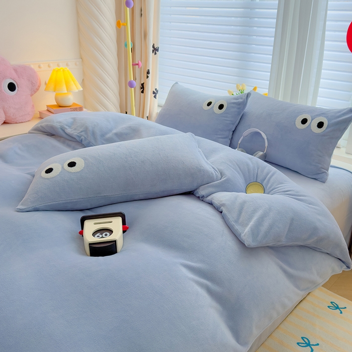 91家纺网 家纺一手货源 找家纺 2024新款牛奶绒毛巾绣四件套-超大大眼睛系列 大眼睛雾蓝