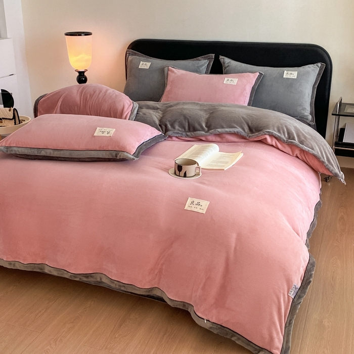 91家纺网 家纺一手货源 找家纺 澳梵家居 2024新款牛奶绒包边嵌绳款双拼四件套 豆沙粉拼星际灰