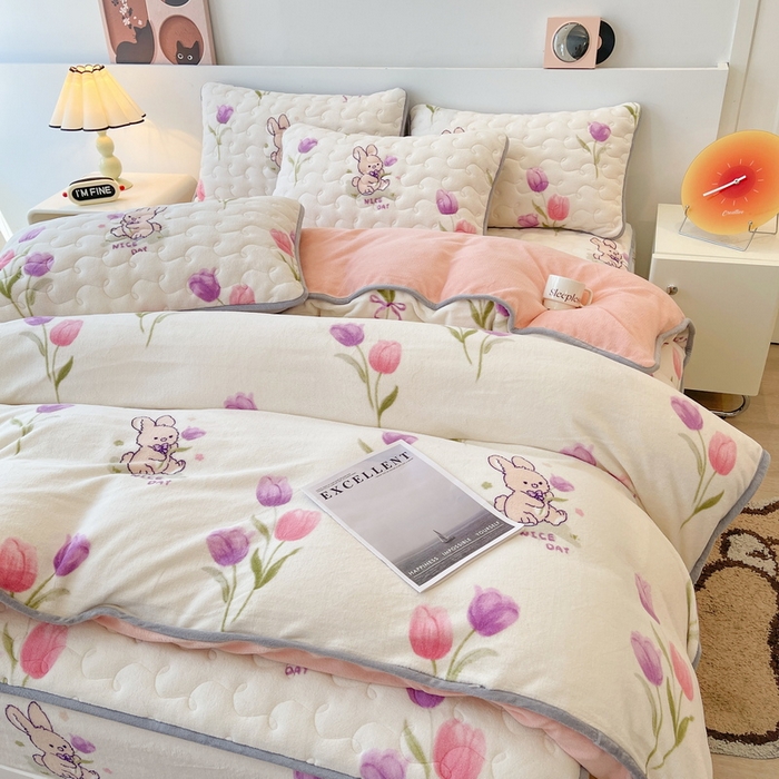 91家纺网 家纺一手货源 找家纺 2024新款A类牛奶绒包边款加厚保暖被套-印花款（机包边款）安妮兔