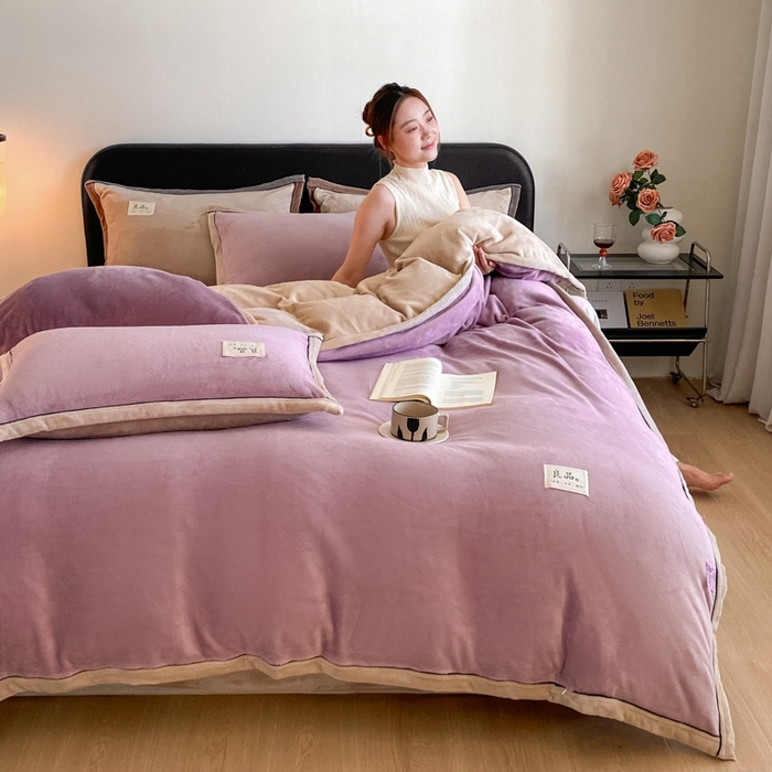 91家纺网 家纺一手货源 找家纺 澳梵家居 2024新款牛奶绒包边嵌绳款双拼四件套 芋泥紫拼米咖