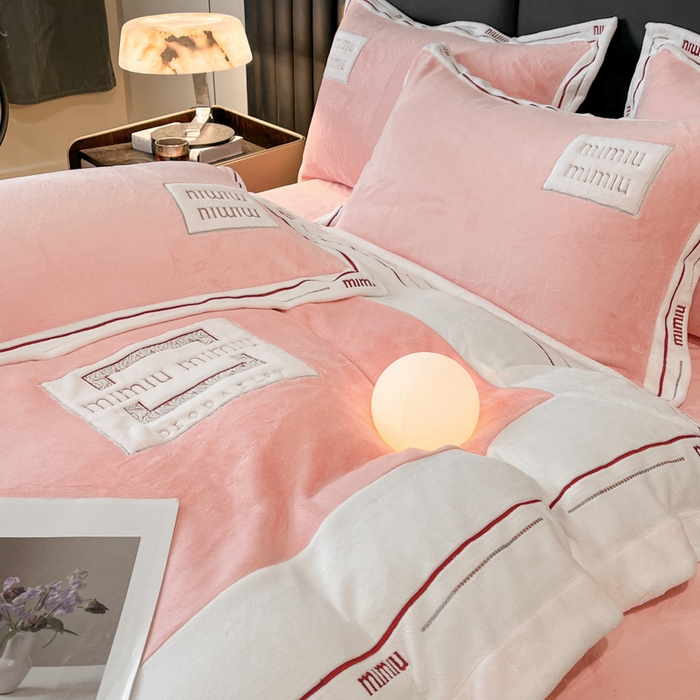 91家纺网 家纺一手货源 找家纺 苏木年华 2024新款无印良品风230克全消光牛奶绒大拼角压线刺绣四件套-塔莉 塔莉-粉