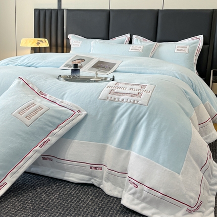 苏木年华 2024新款无印良品风230克全消光牛奶绒大拼角压线刺绣四件套-塔莉 塔莉-轻蓝