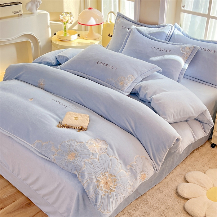 91家纺网 家纺一手货源 找家纺 绒棉世家 2025新款高端牛奶绒刺绣四件套-莫奈花园系列 莫奈花园-天蓝色