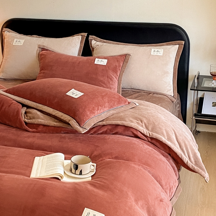 91家纺网 家纺一手货源 找家纺 澳梵家居 2024新款牛奶绒包边嵌绳款双拼四件套 晨曦红拼浅驼