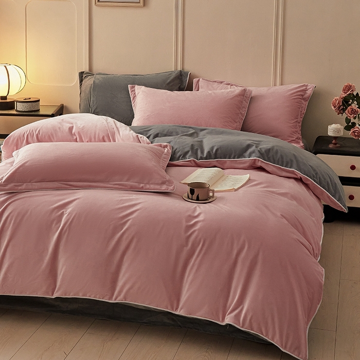 91家纺网 家纺一手货源 找家纺 澳梵家居 澳梵家居 2024新款A类宝宝绒嵌绳款四件套--【雅致系列】 浅粉+灰