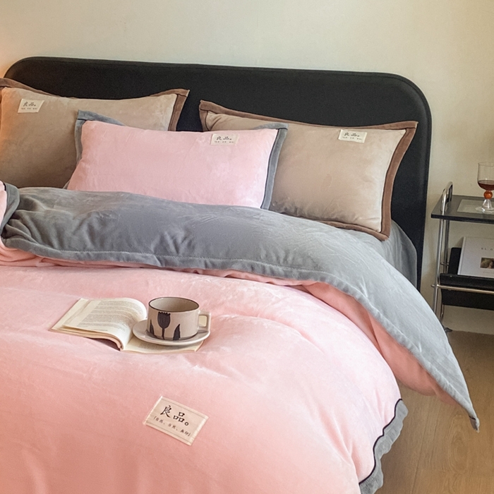 91家纺网 家纺一手货源 找家纺 澳梵家居 2024新款牛奶绒包边嵌绳款双拼四件套 水粉拼星际灰