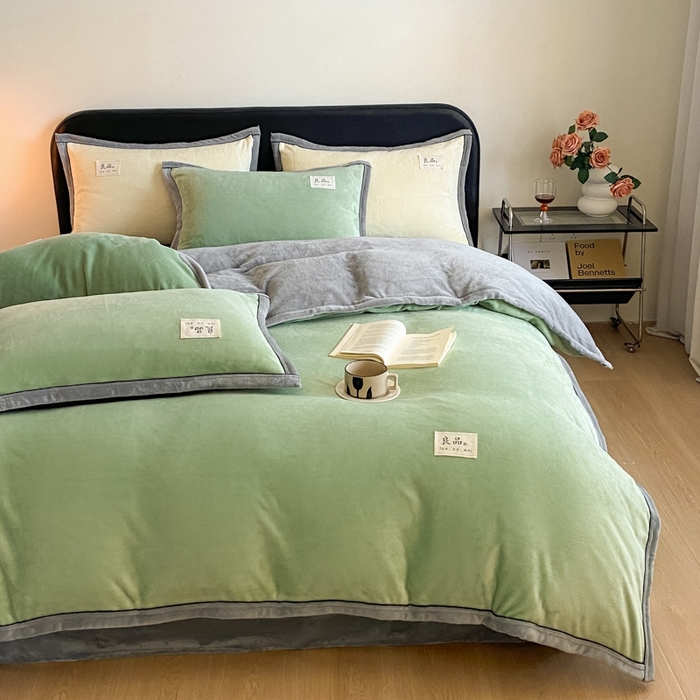 91家纺网 家纺一手货源 找家纺 澳梵家居 2024新款牛奶绒包边嵌绳款双拼四件套 清新绿配星际灰