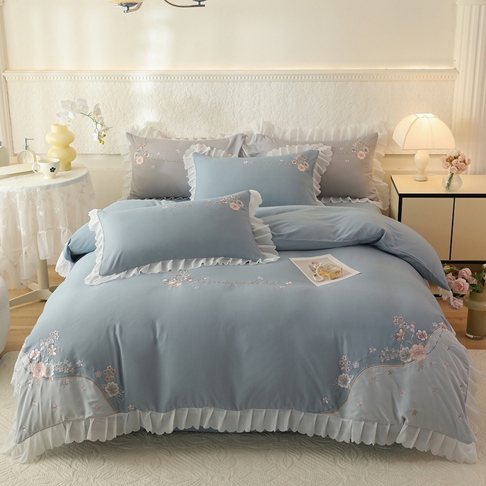 91家纺网 家纺一手货源 找家纺 艾米家居 2025新款秋冬加厚铂金磨毛刺绣花边四件套-花涧 花涧-雾霾蓝