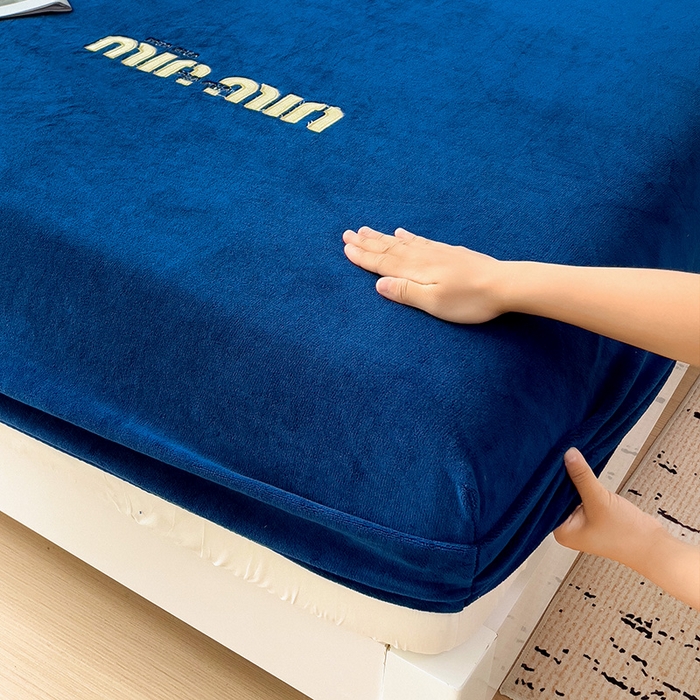 91家纺网 家纺一手货源 找家纺 言熙居 2024新款牛奶绒刺绣纯色360度全包床笠三件套 喵喵-深蓝