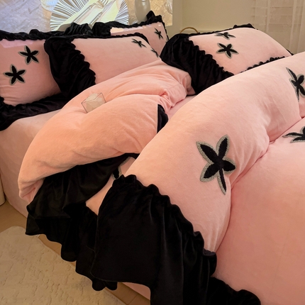 91家纺网 家纺一手货源 找家纺 你好美丽 2025新款牛奶绒A类200克星愿毛巾绣花边四件套 星愿粉