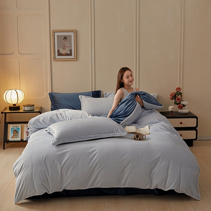 91家纺网 家纺一手货源 找家纺 澳梵家居 澳梵家居 2024新款A类宝宝绒嵌绳款四件套--【雅致系列】 浅灰+深蓝