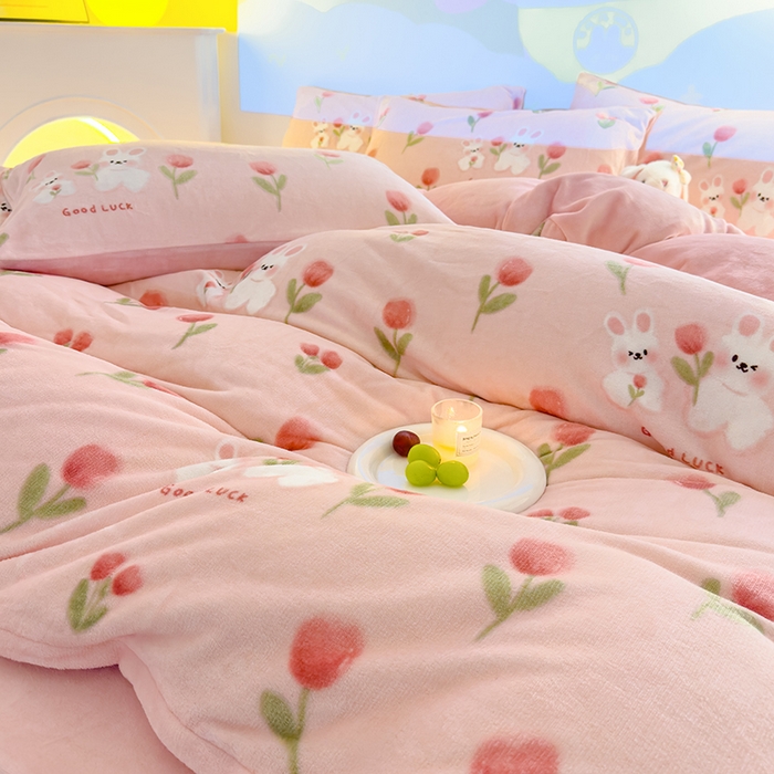 91家纺网 家纺一手货源 找家纺 2024新款抗静电加厚牛奶绒印花四件套 粉郁金香兔兔