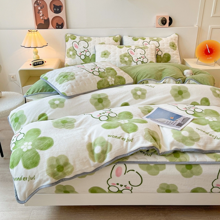 91家纺网 家纺一手货源 找家纺 2024新款A类牛奶绒包边款加厚保暖被套-印花款（机包边款）蓓蕾兔-绿