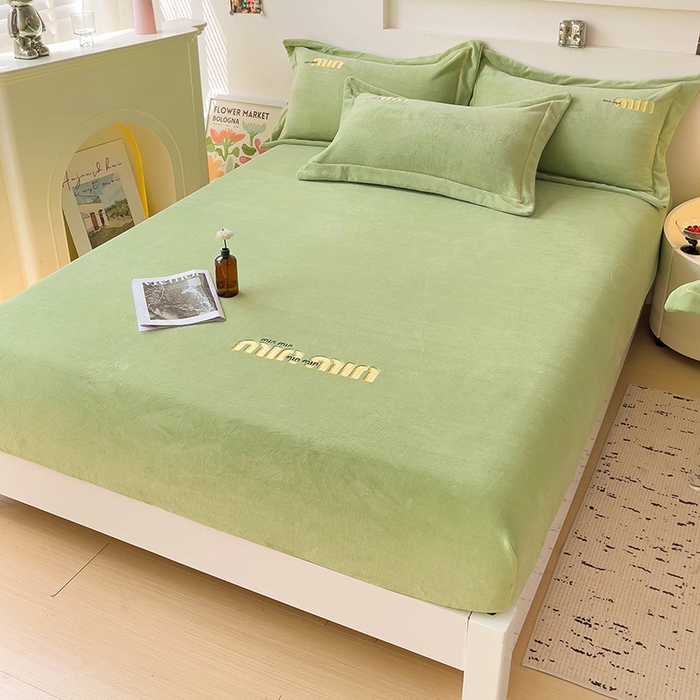 91家纺网 家纺一手货源 找家纺 言熙居 2024新款牛奶绒刺绣纯色360度全包床笠三件套 喵喵-绿