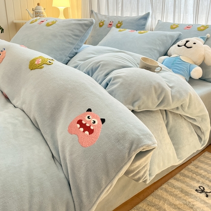 91家纺网 家纺一手货源 找家纺 首尔家纺 2024新款卡通牛奶绒毛巾绣四件套 小怪兽-蓝