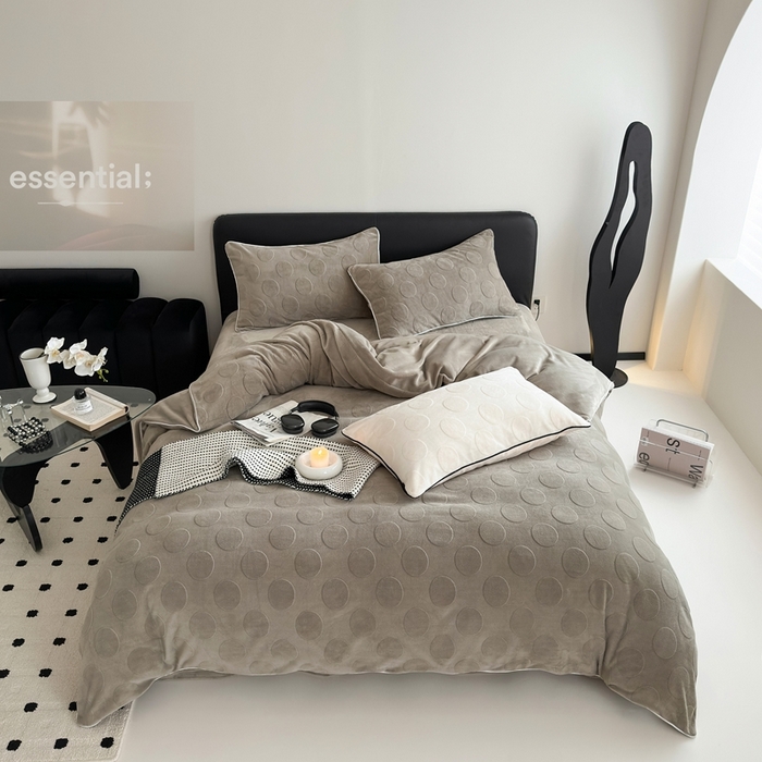 91家纺网 家纺一手货源 找家纺 潘朵拉家纺 2024新款雕花波点系列牛奶绒四件套 波尔卡-橄榄灰