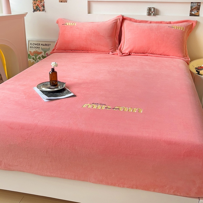 91家纺网 家纺一手货源 找家纺 言熙居 2024新款牛奶绒刺绣纯色360度全包床笠三件套 喵喵-玉