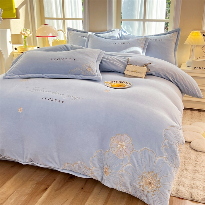 91家纺网 家纺一手货源 找家纺 绒棉世家 2025新款高端牛奶绒刺绣四件套-莫奈花园系列 莫奈花园-天蓝色