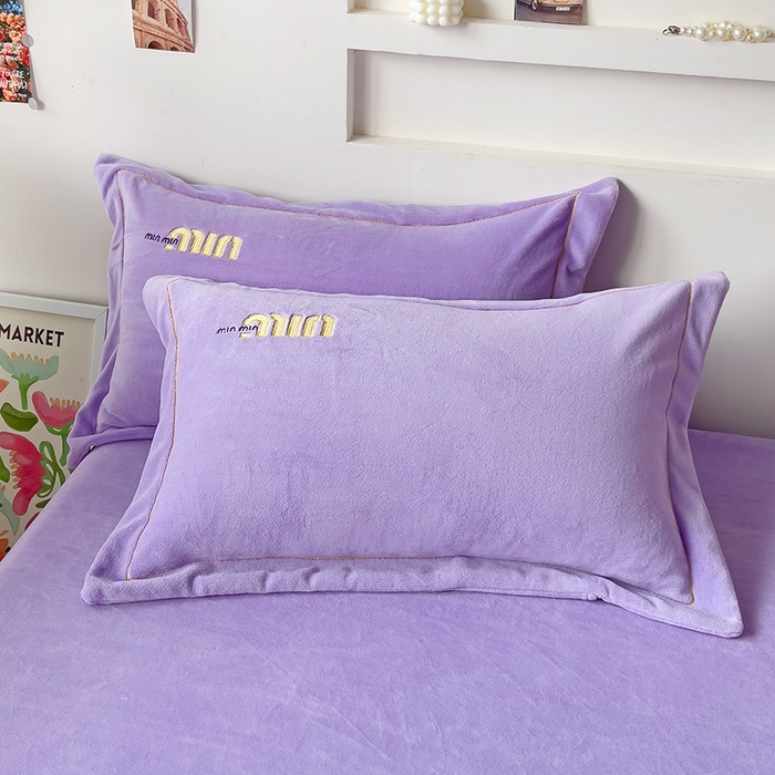 91家纺网 家纺一手货源 找家纺 言熙居 2024新款牛奶绒刺绣纯色360度全包床笠三件套 喵喵-紫