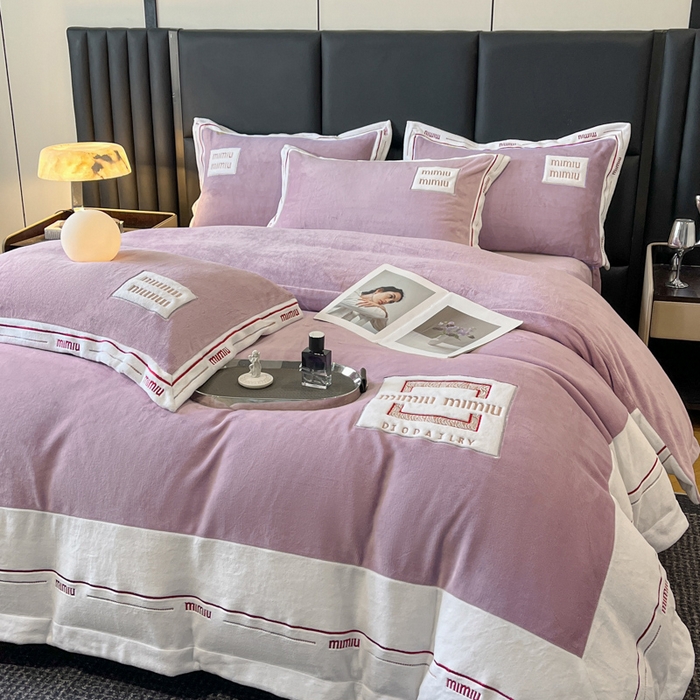 91家纺网 家纺一手货源 找家纺 苏木年华 2024新款无印良品风230克全消光牛奶绒大拼角压线刺绣四件套-塔莉 塔莉-紫