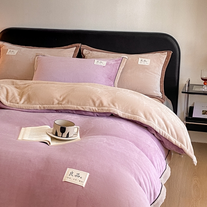 91家纺网 家纺一手货源 找家纺 澳梵家居 2024新款牛奶绒包边嵌绳款双拼四件套 芋泥紫拼米咖