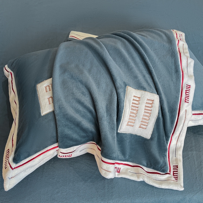 91家纺网 家纺一手货源 找家纺 苏木年华 2024新款无印良品风230克全消光牛奶绒大拼角压线刺绣四件套-塔莉 塔莉-深蓝