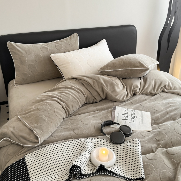 91家纺网 家纺一手货源 找家纺 潘朵拉家纺 2024新款雕花波点系列牛奶绒四件套 波尔卡-橄榄灰