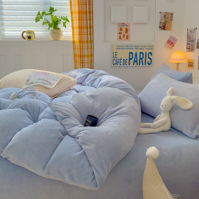 91家纺网 家纺一手货源 找家纺 2024新款高克重亲肤牛奶绒四件套-场景二 纯色雾蓝