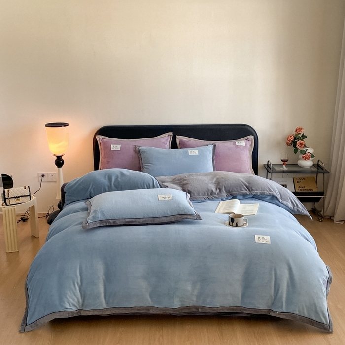 91家纺网 家纺一手货源 找家纺 澳梵家居 2024新款牛奶绒包边嵌绳款双拼四件套 柔情蓝拼星际灰