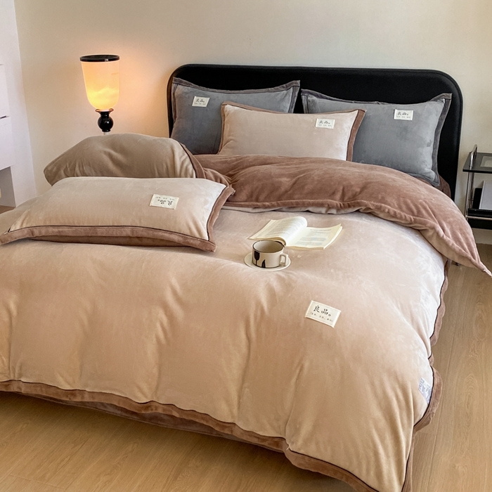 91家纺网 家纺一手货源 找家纺 澳梵家居 2024新款牛奶绒包边嵌绳款双拼四件套 杏仁配浅驼