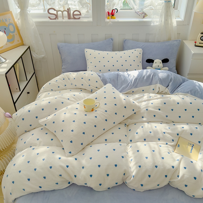 91家纺网 家纺一手货源 找家纺 2024新款高克重亲肤牛奶绒四件套-场景一 蓝爱心