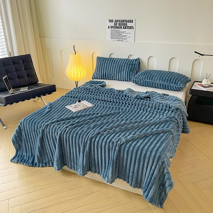 91家纺网 家纺一手货源 找家纺 航途席业 2025新款仿兔毛抽条毛毯牛奶绒毛毯午睡毯（可供跨境电商） 宾利蓝