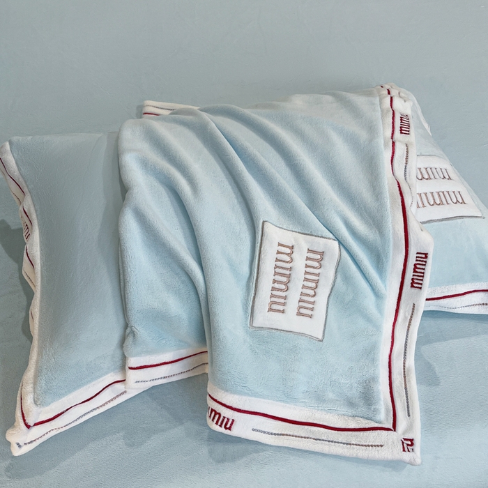 91家纺网 家纺一手货源 找家纺 苏木年华 2024新款无印良品风230克全消光牛奶绒大拼角压线刺绣四件套-塔莉 塔莉-轻蓝