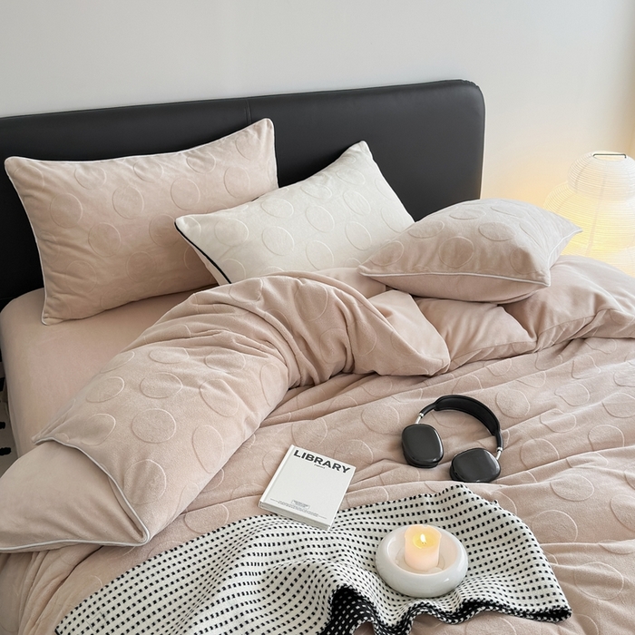 91家纺网 家纺一手货源 找家纺 潘朵拉家纺 2024新款雕花波点系列牛奶绒四件套 波尔卡-奶驼