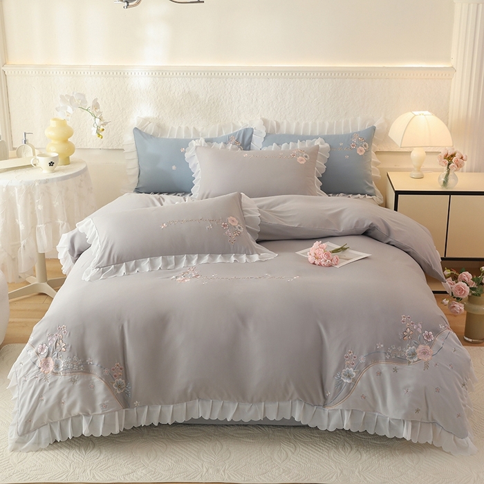 91家纺网 家纺一手货源 找家纺 艾米家居 2025新款秋冬加厚铂金磨毛刺绣花边四件套-花涧 花涧-浅灰