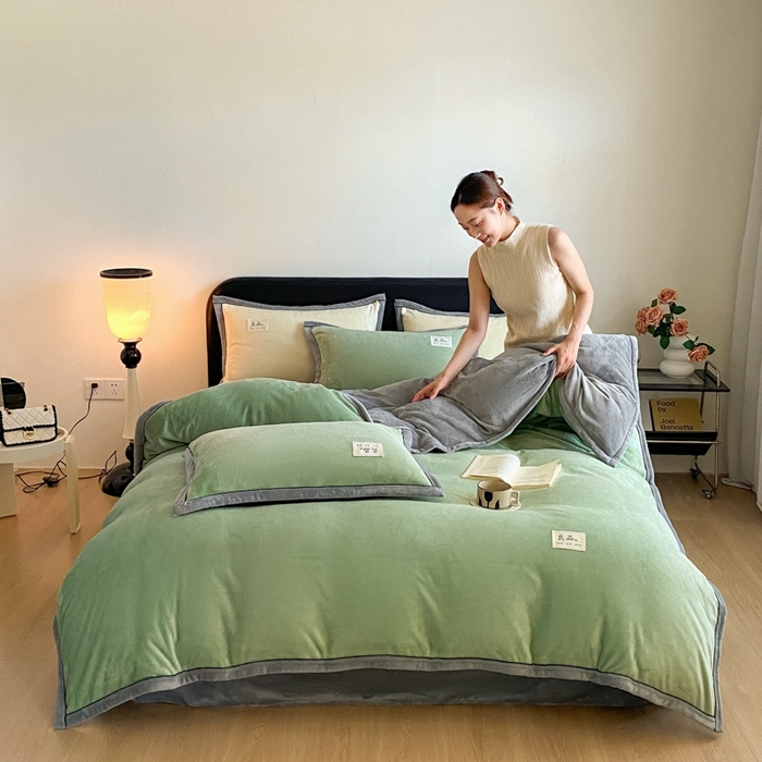 91家纺网 家纺一手货源 找家纺 澳梵家居 2024新款牛奶绒包边嵌绳款双拼四件套 清新绿配星际灰