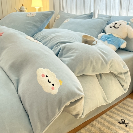 91家纺网 家纺一手货源 找家纺 首尔家纺 2024新款卡通牛奶绒毛巾绣四件套 云朵-蓝