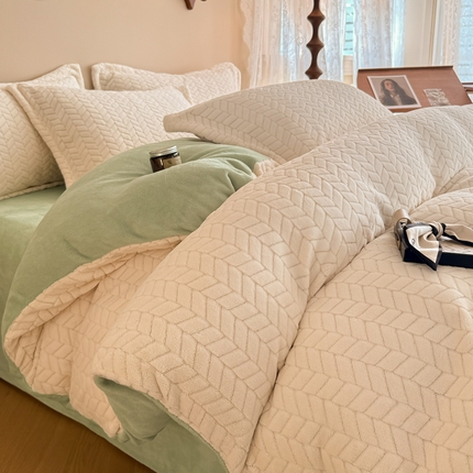 91家纺网 家纺一手货源 找家纺 全季家居 2024新款A类麦穗纹提花牛奶绒高克重加厚保暖被套单件 米白+果绿