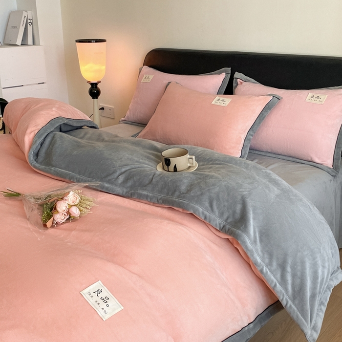 91家纺网 家纺一手货源 找家纺 澳梵家居 2024新款牛奶绒包边嵌绳款双拼四件套 粉玉拼星际灰