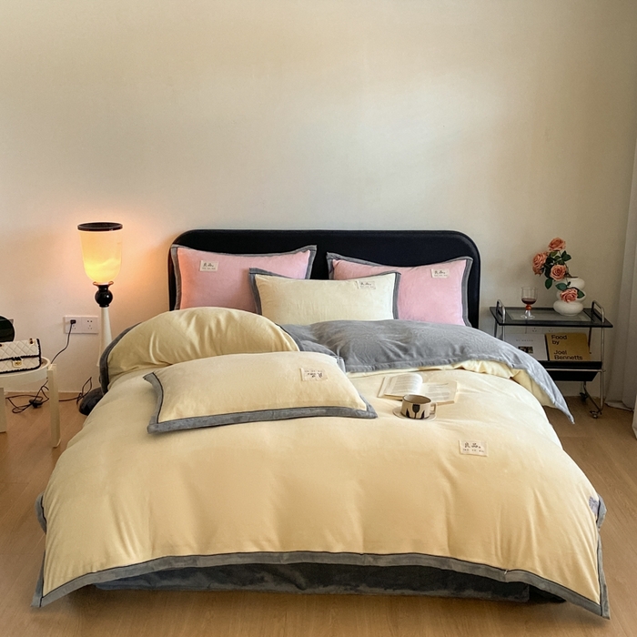 91家纺网 家纺一手货源 找家纺 澳梵家居 2024新款牛奶绒包边嵌绳款双拼四件套 嫩黄拼星际灰