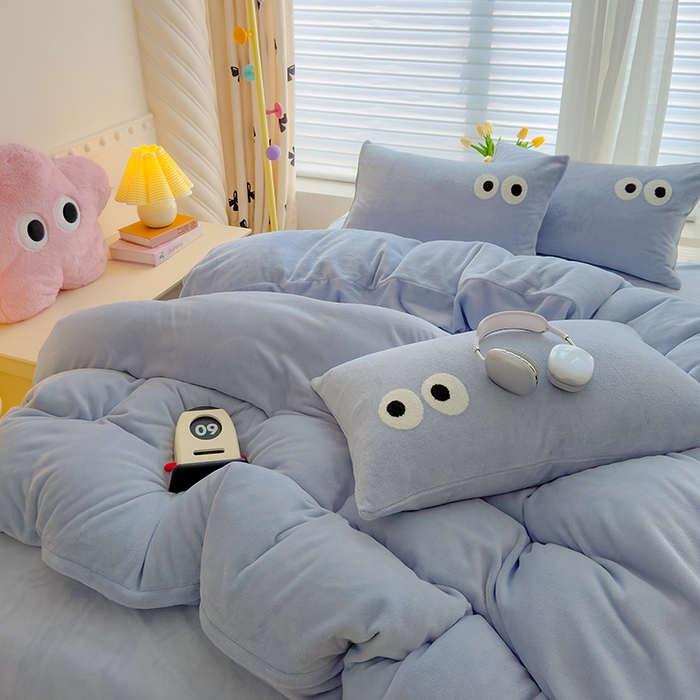 91家纺网 家纺一手货源 找家纺 2024新款牛奶绒毛巾绣四件套-超大大眼睛系列 大眼睛雾蓝