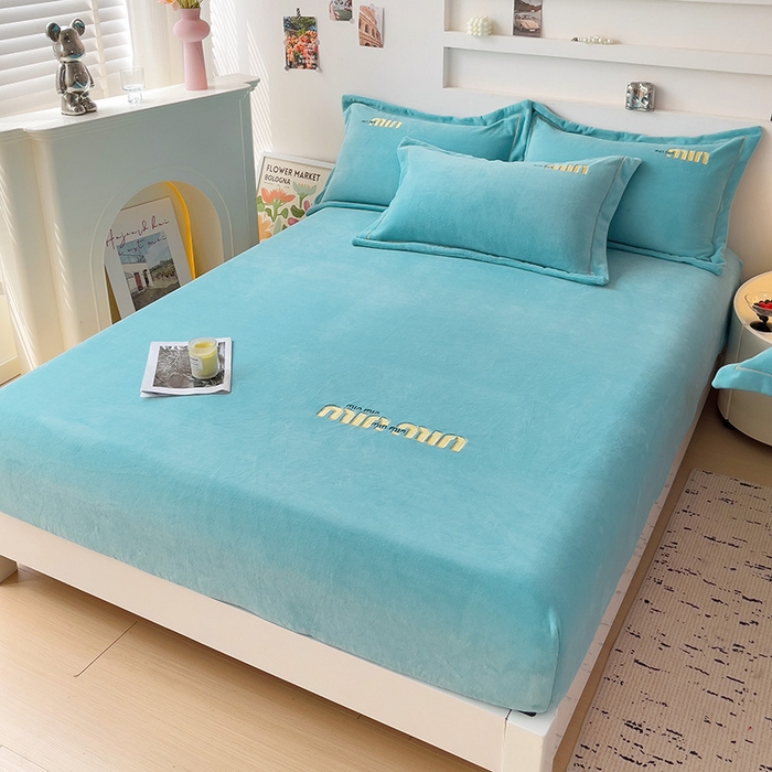 91家纺网 家纺一手货源 找家纺 言熙居 2024新款牛奶绒刺绣纯色360度全包床笠三件套 喵喵-浅蓝