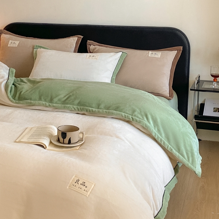 91家纺网 家纺一手货源 找家纺 澳梵家居 2024新款牛奶绒包边嵌绳款双拼四件套 奶白拼清新绿